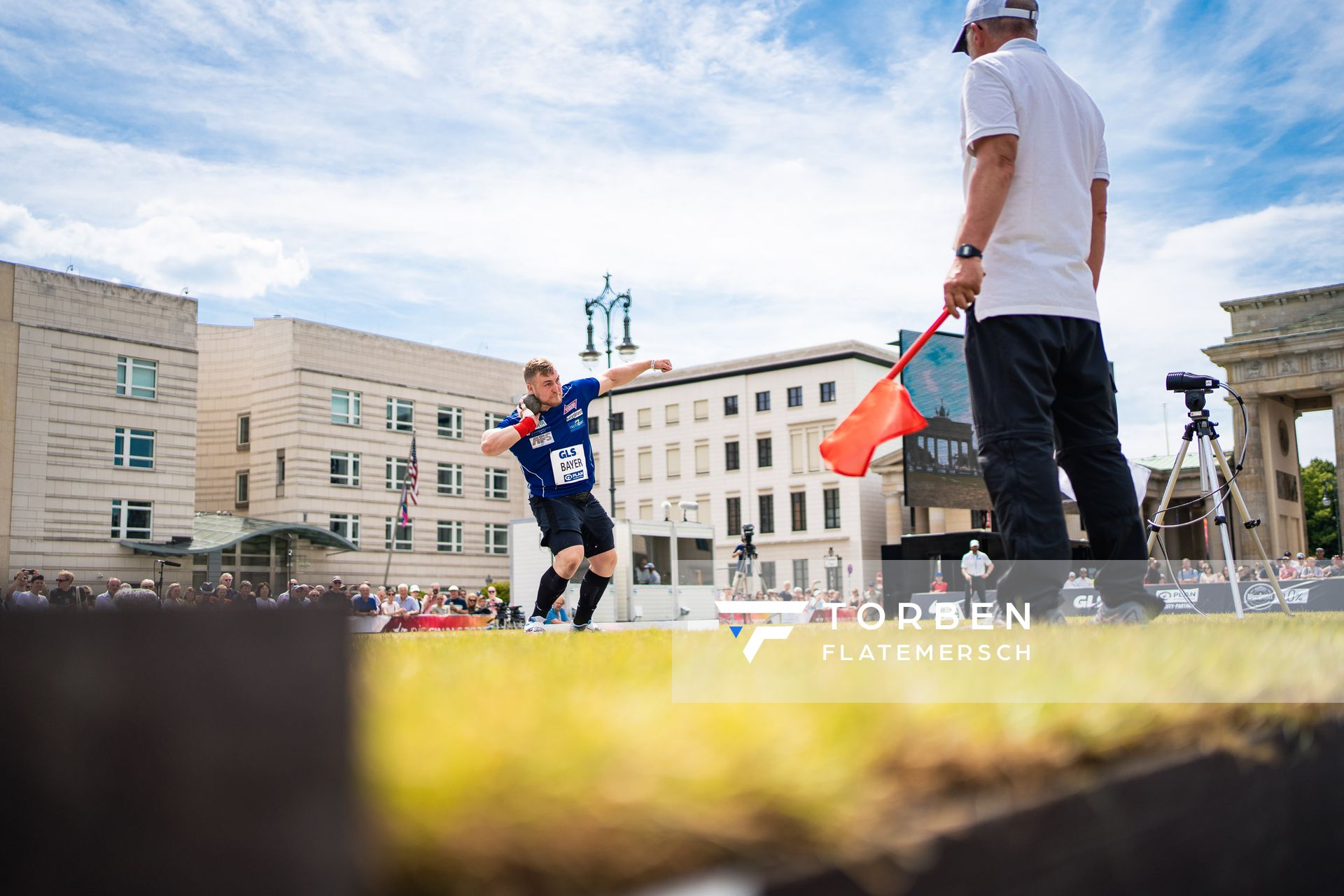 Simon Bayer (VfL Sindelfingen) beim Kugelstossen waehrend der deutschen Leichtathletik-Meisterschaften auf dem Pariser Platz am 24.06.2022 in Berlin